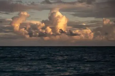 Nubes de tormenta sobre una playa de Playa del Carmen, en el Caribe mexicano