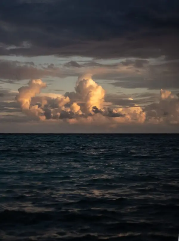 Nubes de tormenta sobre una playa de Playa del Carmen, en el Caribe mexicano