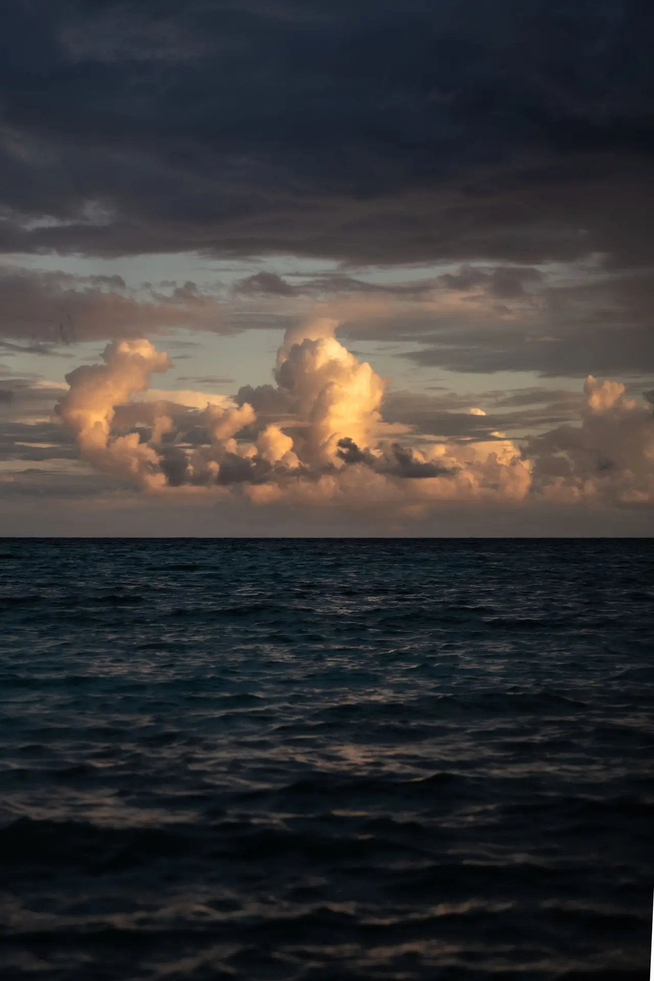 Nubes de tormenta sobre una playa de Playa del Carmen, en el Caribe mexicano