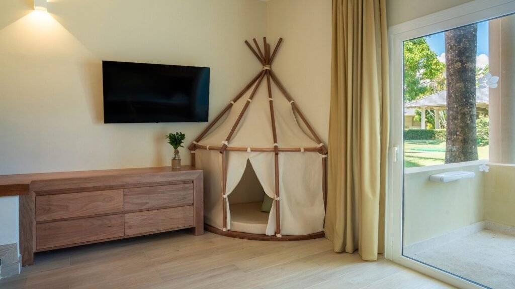 Habitación familiar del Iberostar Selection Bávaro Suites con tienda tipi para niños
