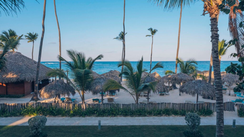 Jardines con palmeras del Iberostar Selection Bávaro Suites que llegan hasta la playa de Bávaro