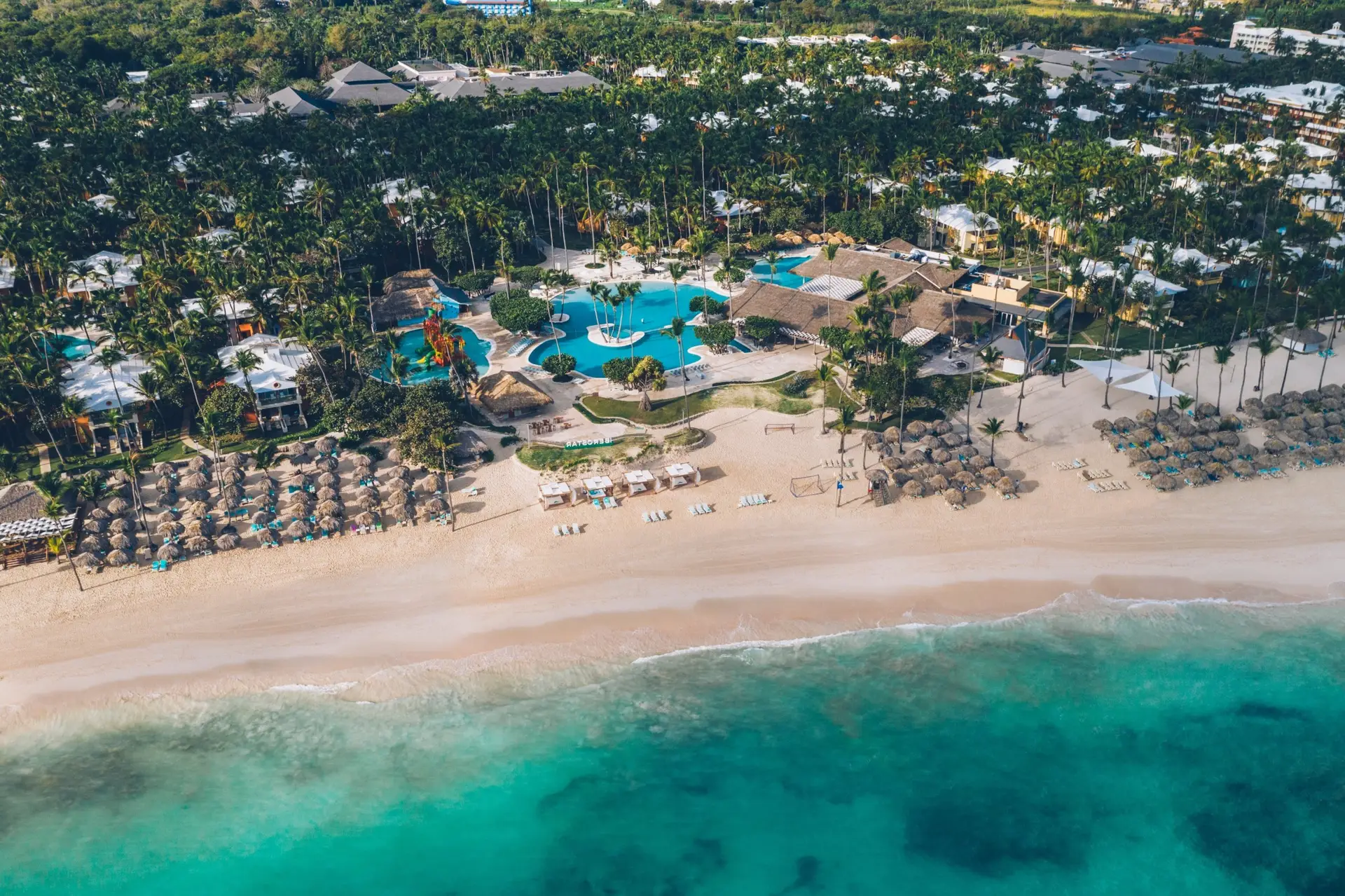 Vista aérea del Iberostar Selection Bávaro Suites en Punta Cana, con sus piscinas y la playa de Bávaro