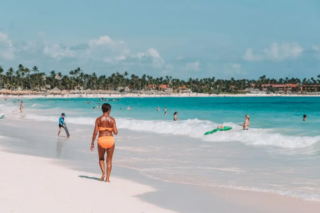Orilla de una playa de Punta Cana con agua turquesa