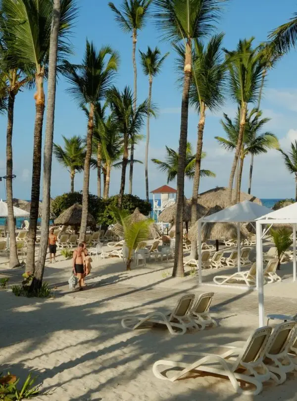 Playa de Punta Cana con hamacas, sombrillas y palmeras