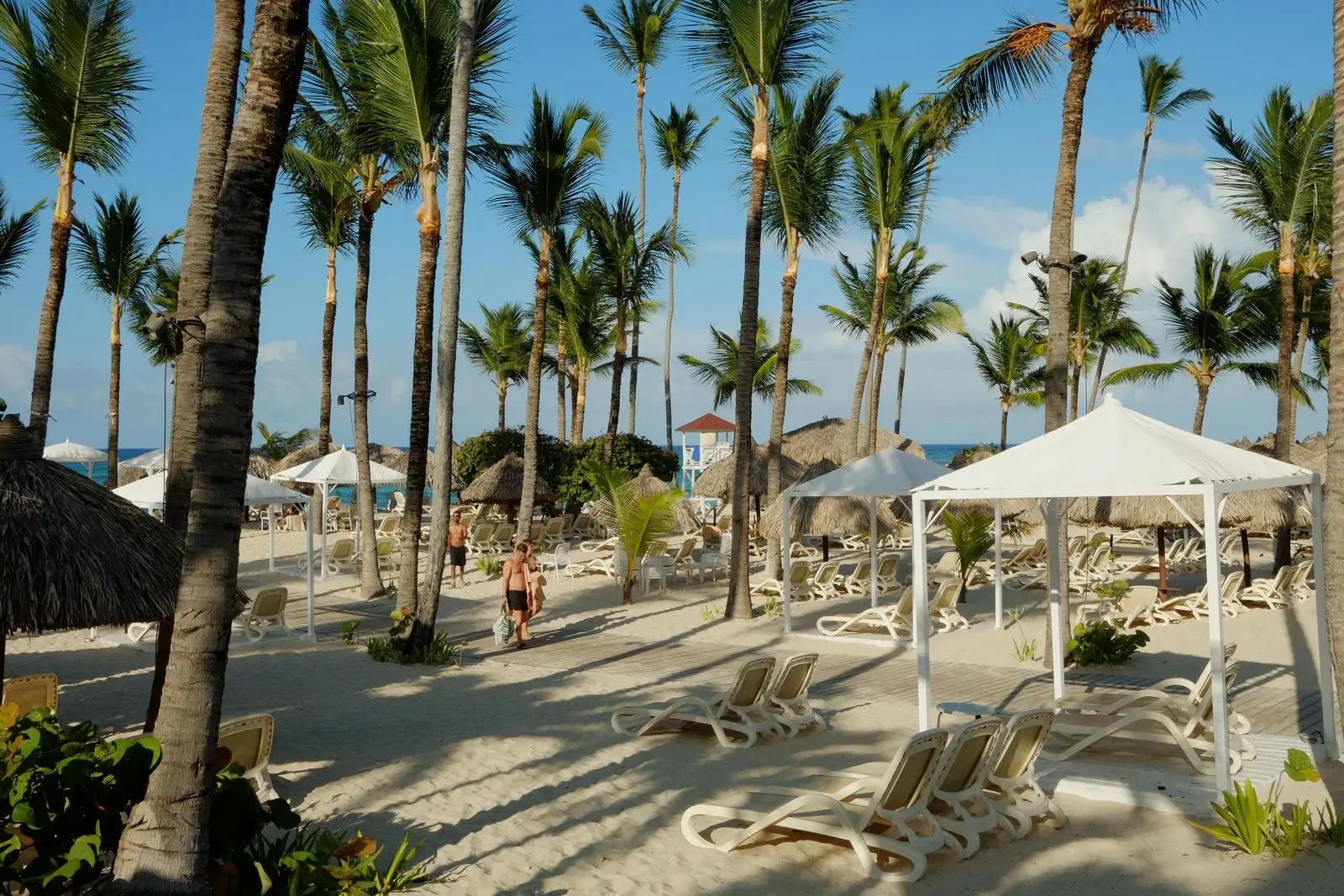 Playa de Punta Cana con hamacas, sombrillas y palmeras